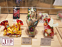 足を止め作品を見る人達
